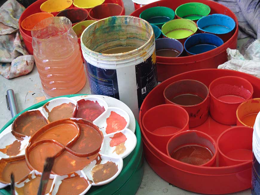 Photo des pots de peinture de couleurs que nous utilisions