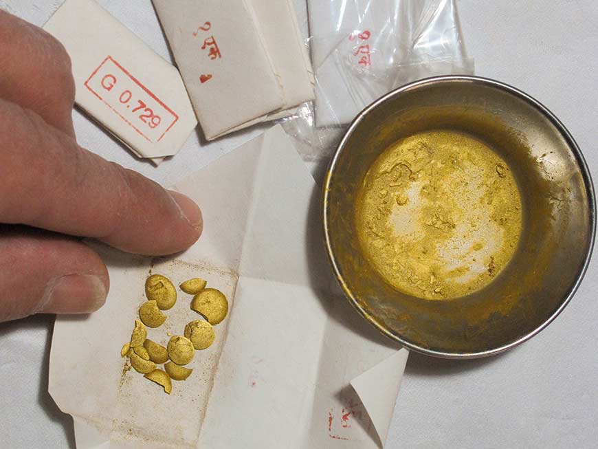 Photo des petites pastilles d'or et de la coupelle métallique où elles sont fondues