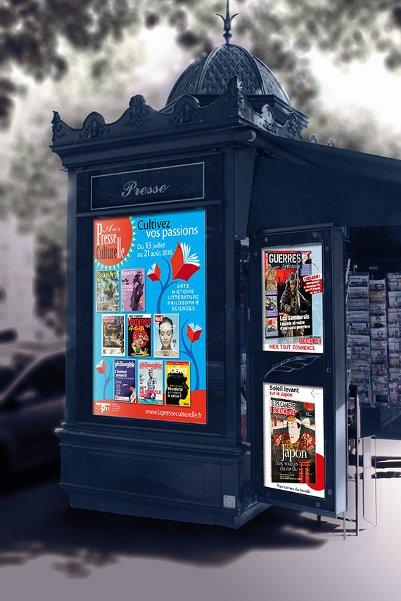 Photo d'un kiosque parisien exposant certaines de mes affiches